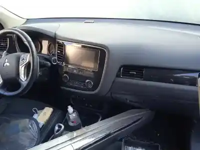 Veículo de Sucata mitsubishi outlander (gf0) phev kaiteki 4wd do ano 2018 alimentado 4b11