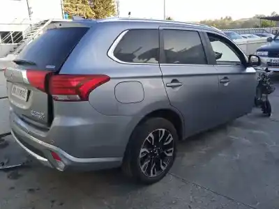 Veículo de Sucata mitsubishi outlander (gf0) phev kaiteki 4wd do ano 2018 alimentado 4b11