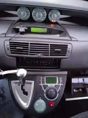 Sloopvoertuig peugeot 807 sv van het jaar 2002 aangedreven xfw