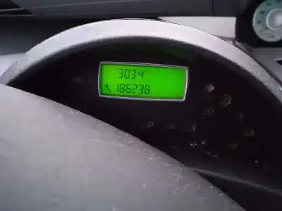 Sloopvoertuig peugeot 807 sv van het jaar 2002 aangedreven xfw