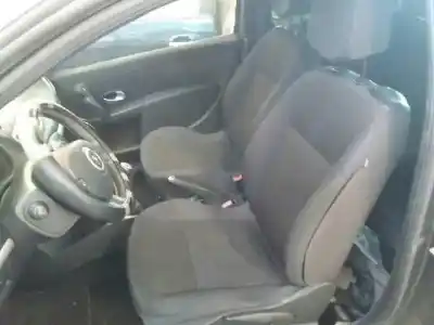 Veicolo di demolizione renault clio iii emotion dell'anno 2007 alimentato k9k766