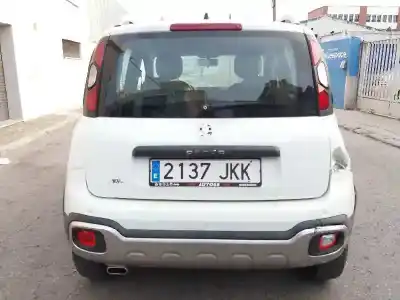 Véhicule à la ferraille fiat panda (319) cross de l'année 2015 alimenté 330a1000
