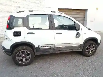 Véhicule à la ferraille fiat panda (319) cross de l'année 2015 alimenté 330a1000