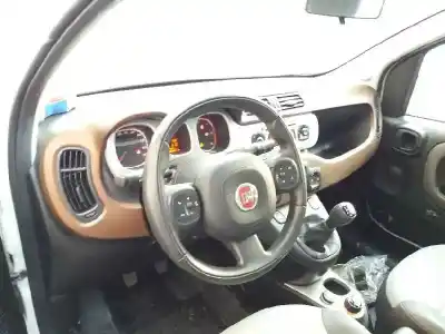 Véhicule à la ferraille fiat panda (319) cross de l'année 2015 alimenté 330a1000