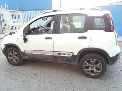 Véhicule à la ferraille fiat panda (319) cross de l'année 2015 alimenté 330a1000