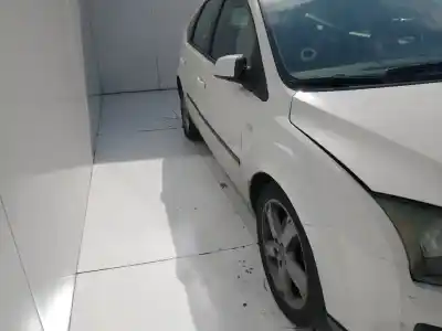 Veículo de Sucata ford focus berlina (cap) ambiente (d) do ano 2001 alimentado 
