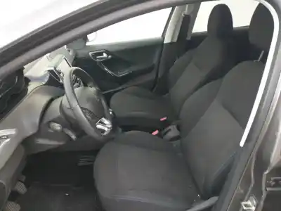 Véhicule à la ferraille peugeot 208 style de l'année 2001 alimenté bh02