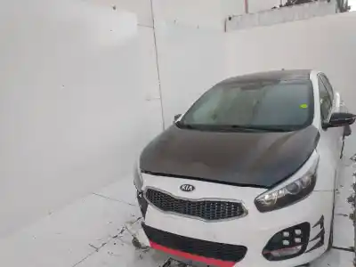 Veículo de Sucata kia cee´d tech do ano 2001 alimentado d4fb