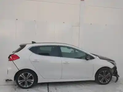 Veículo de Sucata kia cee´d tech do ano 2001 alimentado d4fb