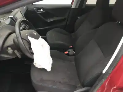 Sloopvoertuig peugeot 208 style van het jaar 2001 aangedreven bhw bh02