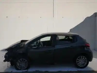 Véhicule à la ferraille peugeot 208 style de l'année 2001 alimenté bh02