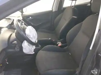 Véhicule à la ferraille peugeot 208 style de l'année 2001 alimenté bh02