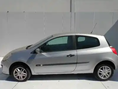Veicolo di demolizione renault clio iii authentique dell'anno 2001 alimentato k9k770