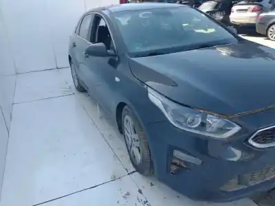 Veicolo di demolizione KIA CEED  dell'anno 2001 alimentato D4FE