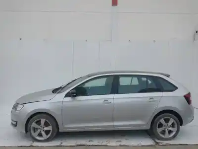 Veículo de Sucata skoda rapid active do ano 2001 alimentado chz