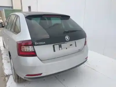 Veículo de Sucata skoda rapid active do ano 2001 alimentado chz