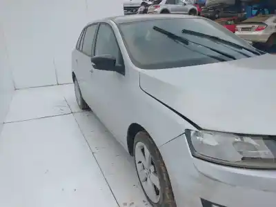 Veículo de Sucata skoda rapid active do ano 2001 alimentado chz