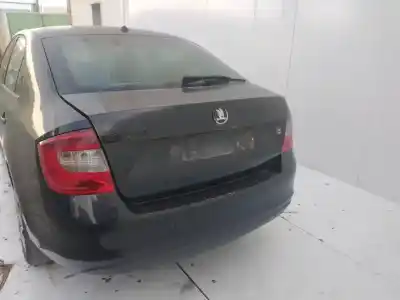 Veículo de Sucata skoda rapid active do ano 2001 alimentado vxm