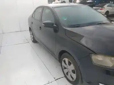 Veículo de Sucata skoda rapid active do ano 2001 alimentado vxm