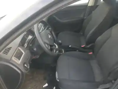 Veículo de Sucata skoda rapid active do ano 2001 alimentado vxm