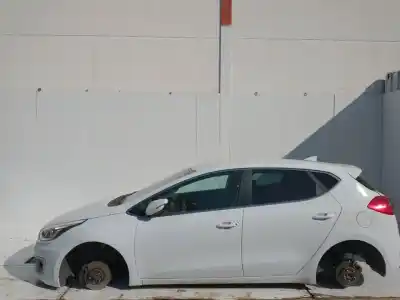 Veículo de Sucata KIA CEE´D Business do ano 2001 alimentado D4FC