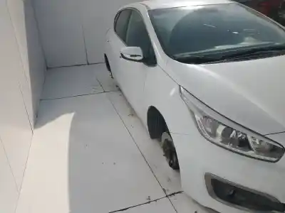 Veículo de Sucata kia cee´d business do ano 2001 alimentado d4fc