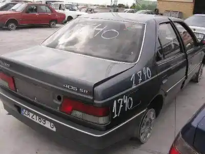 Véhicule à la ferraille peugeot 405 1.9 g-d6a gris de l'année 1990 alimenté g-d6a