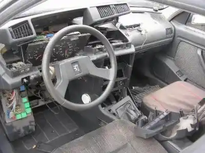 Véhicule à la ferraille peugeot 405 1.9 g-d6a gris de l'année 1990 alimenté g-d6a