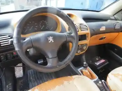 Veículo de Sucata peugeot 206 cc (2d) 1.6 16v (2dnfuf, 2dnfur) do ano 2001 alimentado g-nfu