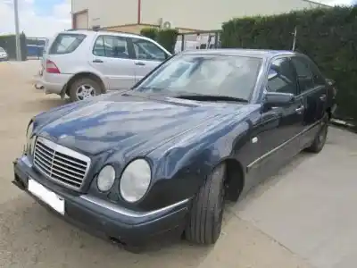 Здавання транспортного засобу MERCEDES-BENZ CLASE E (W210) E 200 (210.035) року 1996 потужний M 111.942