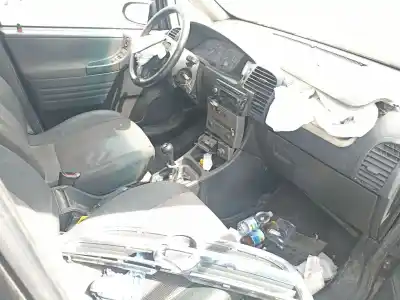 Vehicul casat opel zafira a monospace al anului 2005 alimentat d-y22dtr