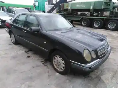 Veicolo di demolizione MERCEDES-BENZ CLASE E (W210) E 300 D (210.020) dell'anno 1996 alimentato 606912