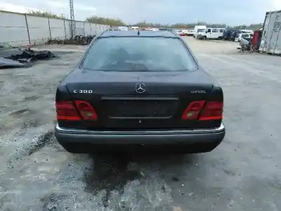 Sloopvoertuig mercedes-benz clase e (w210) e 300 d (210.020) van het jaar 1996 aangedreven 606912