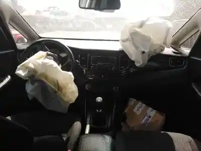 Verschrottungsfahrzeug kia carens iv 1.7 crdi des jahres 2013 angetrieben d4fd