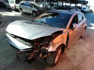 Véhicule à la ferraille mazda 3 lim. () style de l'année 2016 alimenté sh