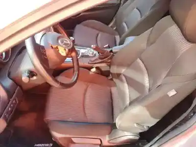 Véhicule à la ferraille mazda 3 lim. () style de l'année 2016 alimenté sh