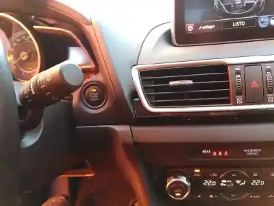 Véhicule à la ferraille mazda 3 lim. () style de l'année 2016 alimenté sh