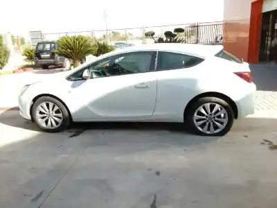 Veículo de Sucata opel astra j gtc sportive do ano 2013 alimentado a17dts