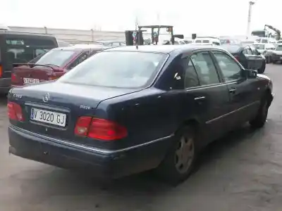 Veicolo di demolizione mercedes-benz clase e (w210) e 300 d (210.020) dell'anno 1995 alimentato 606912