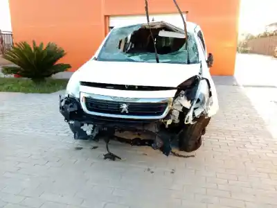 Véhicule à la ferraille peugeot partner tepee active 1.2 pure tech 110 de l'année 2017 alimenté hn01