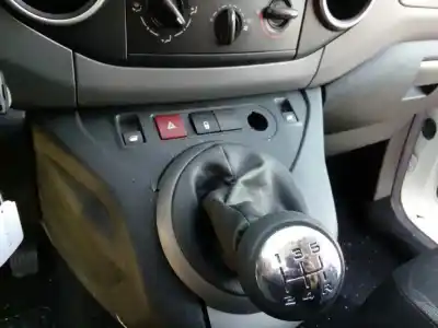 Véhicule à la ferraille peugeot partner tepee active 1.2 pure tech 110 de l'année 2017 alimenté hn01