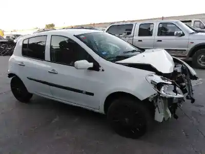Véhicule à la ferraille renault clio iii 1.2 de l'année 2009 alimenté d4f740