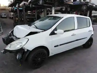 Véhicule à la ferraille renault clio iii 1.2 de l'année 2009 alimenté d4f740