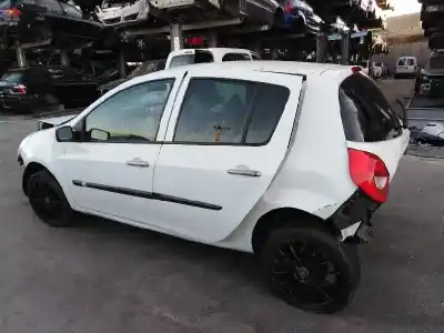 Véhicule à la ferraille renault clio iii 1.2 de l'année 2009 alimenté d4f740