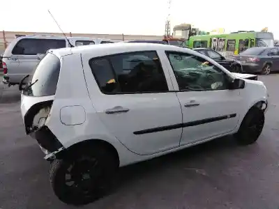 Véhicule à la ferraille renault clio iii 1.2 de l'année 2009 alimenté d4f740