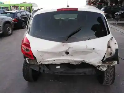 Véhicule à la ferraille renault clio iii 1.2 de l'année 2009 alimenté d4f740