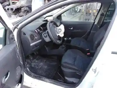 Véhicule à la ferraille renault clio iii 1.2 de l'année 2009 alimenté d4f740