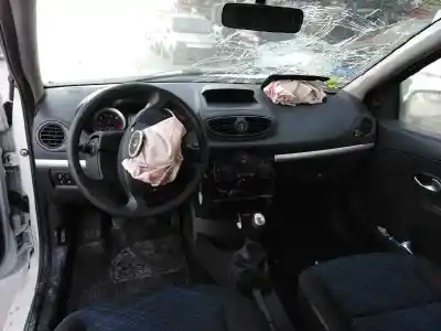 Véhicule à la ferraille renault clio iii 1.2 de l'année 2009 alimenté d4f740