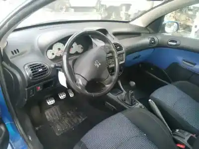 Veicolo di demolizione peugeot 206 cc cc dell'anno 2001 alimentato rfn