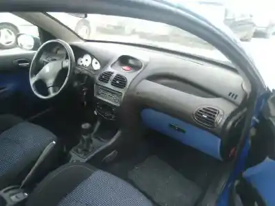 Veicolo di demolizione peugeot 206 cc cc dell'anno 2001 alimentato rfn